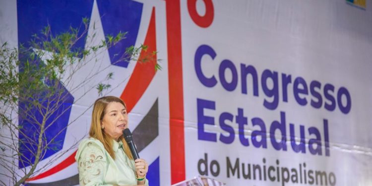 Iracema Vale conclama prefeitos para atuarem em defesa dos direitos das mulheres