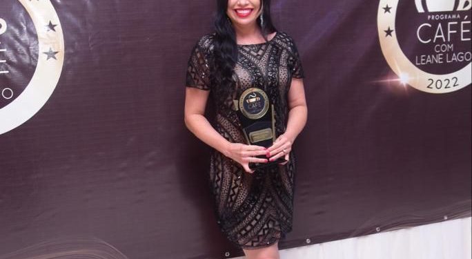 Jornalista Priscila Petrus recebe “ Prêmio Café com Leane Lago”
