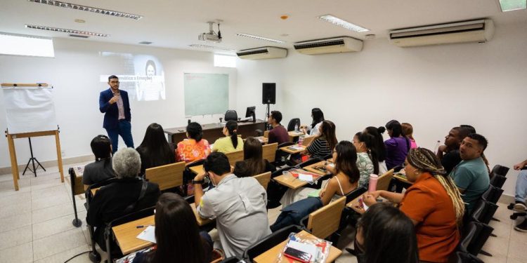 Escola do Legislativa promove curso sobre educação financeira