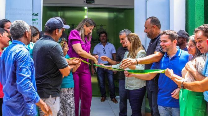 Iracema Vale prestigia inauguração de prédio da Prefeitura e entrega ambulância em São Roberto