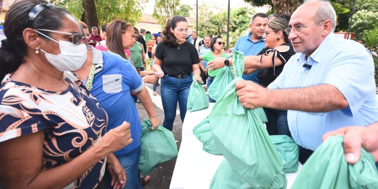 Câmara entrega 2 toneladas de peixe para servidores e público externo em alusão à Semana Santa