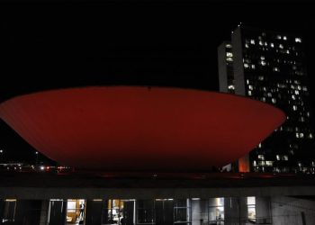 Congresso ganha iluminação verde e vermelha para conscientizar sobre a Doença de Parkinson