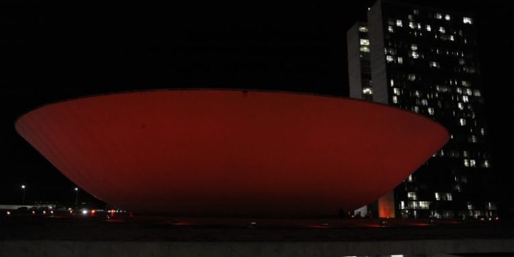 Congresso ganha iluminação verde e vermelha para conscientizar sobre a Doença de Parkinson