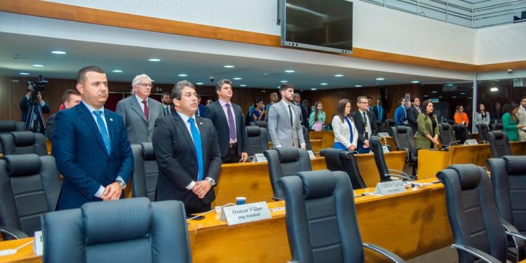 Plenário faz minuto de silêncio pelo falecimento de João Batista Rodrigues Garcia