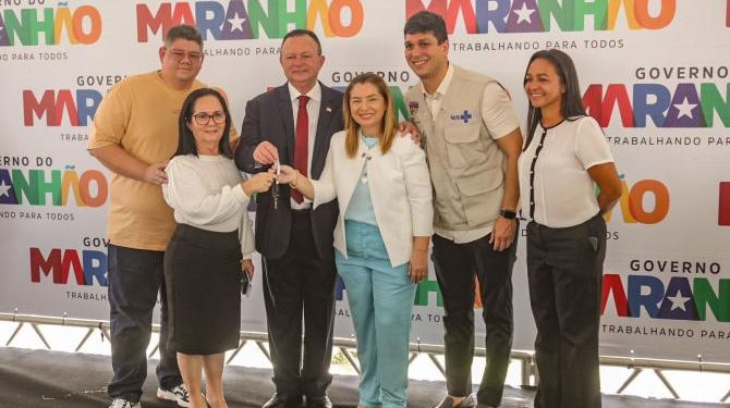 Durante entrega de ambulâncias, Iracema Vale reitera parceria com governo para fortalecimento da saúde