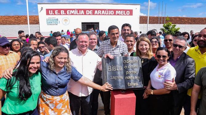 Iracema Vale prestigia entrega de obras nas festividades do aniversário de Urbano Santos