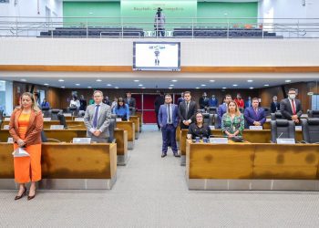 Assembleia faz minuto de silêncio em homenagem a agente de trânsito assassinado em São Luís