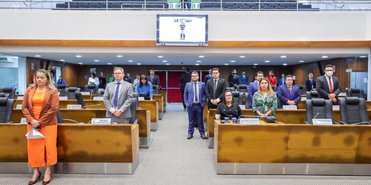 Assembleia faz minuto de silêncio em homenagem a agente de trânsito assassinado em São Luís