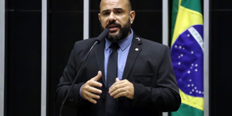 Projeto prevê isenção de tributos para automóveis adquiridos por servidores da segurança pública