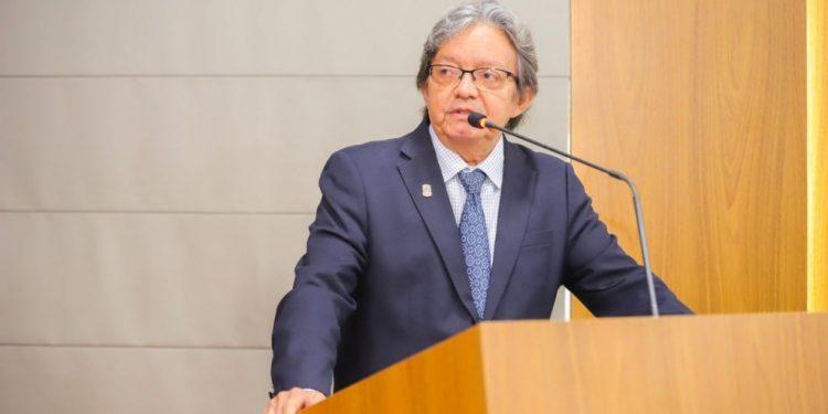 Gutemberg quer prioridade de atendimento a portadores de doenças inflamatórias intestinais