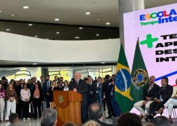 Vice-governador Felipe Camarão participa de sanção da lei Programa Escola em Tempo Integral, pelo presidente Lula