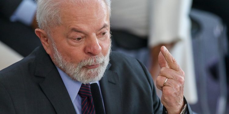 Lula diz que seguirá investindo “ainda mais” no futebol feminino