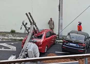 Poste cai em cima de carro no Centro de São Luís e causa falta de energia elétrica na região