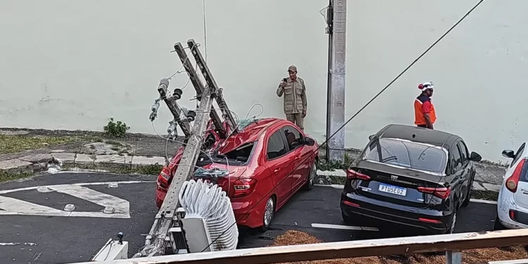 Poste cai em cima de carro no Centro de São Luís e causa falta de energia elétrica na região