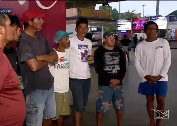Pescadores resgatados no litoral maranhense após ficarem seis dias à deriva retornam para casa