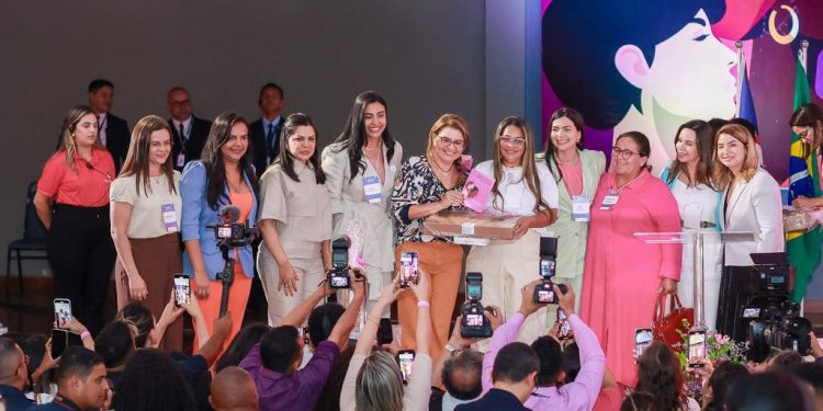 Iracema Vale e Daniella entregam equipamentos para Procuradorias da Mulher de Câmaras Municipais