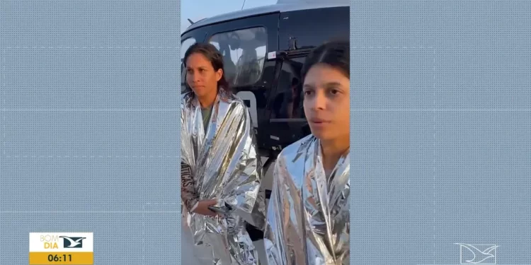 Três jovens são resgatados após ficarem ilhados em praia em São Luís