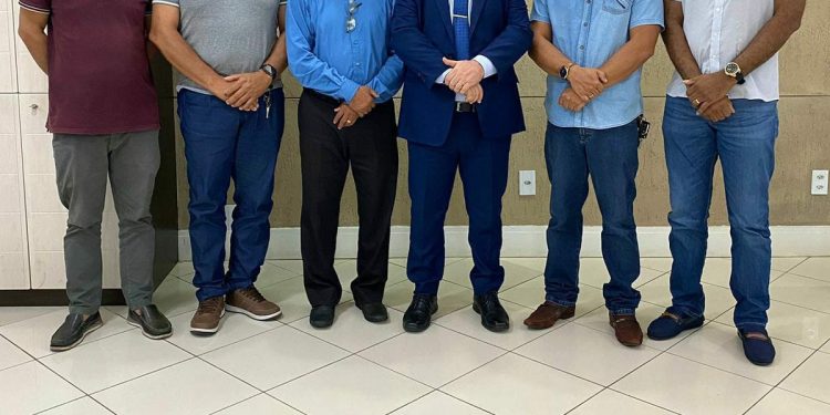 Comitiva liderada por Dr. Caçula discute enfrentamento à criminalidade em Vargem Grande com secretário de Segurança