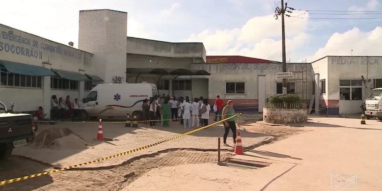 Com salários atrasados, trabalhadores da limpeza do hospital Socorrão II e de unidades mistas paralisam as atividades em São Luís