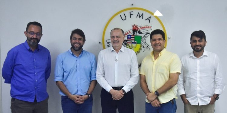 Reitor Fernando Carvalho recebe o deputado federal Pedro Lucas e discutem demandas para a UFMA