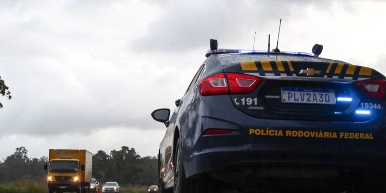 PRF inicia operação Semana Santa com foco no risco do uso de celular ao volante