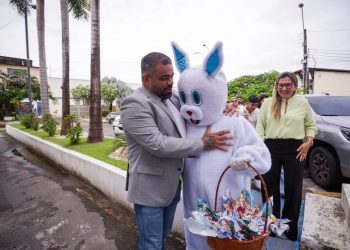 Coelho da Páscoa da Câmara de São Luís distribui ovos de chocolate produzidos por internas da UPFEM