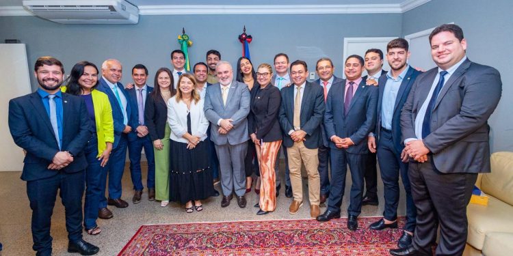 Iracema Vale recebe presidente da Petrobras e trata sobre exploração petrolífera da Margem Equatorial