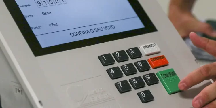 Jovens de 16 a 18 anos podem tirar 1º título de eleitor até 8 de maio