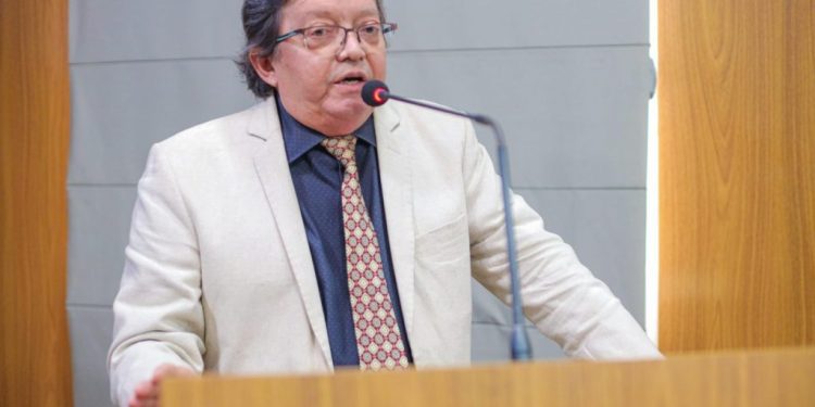 Gutemberg Araújo propõe PL priorizando vagas em cursos técnicos para mulheres vítimas de violência doméstica