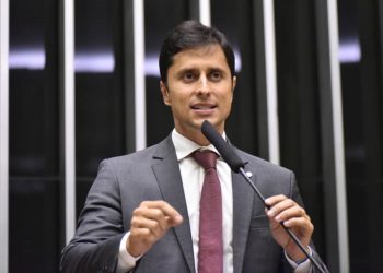 Protegendo os profissionais da educação: Duarte Júnior atua contra bloqueio de recursos