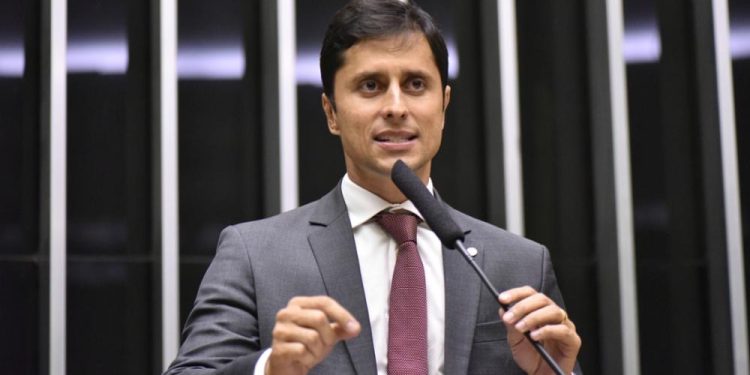 Protegendo os profissionais da educação: Duarte Júnior atua contra bloqueio de recursos