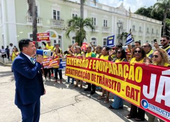 Wellington do Curso defende direitos dos servidores do DETRAN durante manifestação