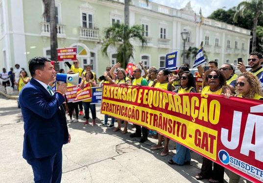 Wellington do Curso defende direitos dos servidores do DETRAN durante manifestação