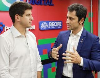 Duarte conhece projetos e troca experiências com João Campos em Recife