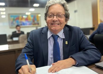 Dr. Gutemberg entrega título de cidadão de São Luís ao Prof. Dr. Rafael Campos Soares da Fonseca