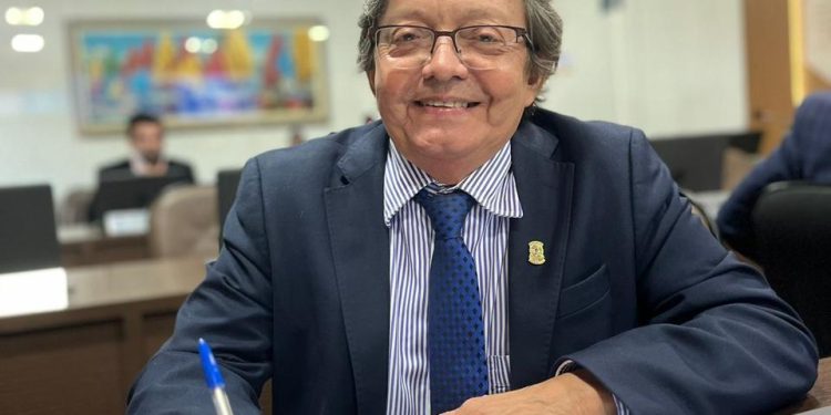 Dr. Gutemberg entrega título de cidadão de São Luís ao Prof. Dr. Rafael Campos Soares da Fonseca