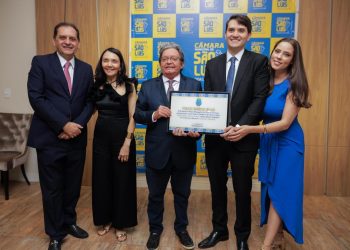 Em sessão solene na Câmara,  Dr. Gutemberg entrega título de cidadão ludovicense ao Prof. Dr. Rafael Campos Soares da Fonseca