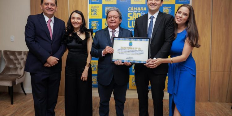 Em sessão solene na Câmara,  Dr. Gutemberg entrega título de cidadão ludovicense ao Prof. Dr. Rafael Campos Soares da Fonseca