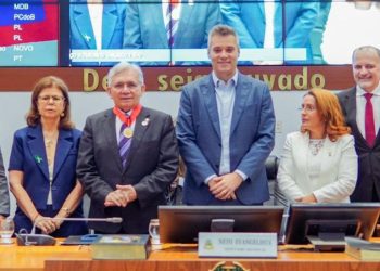 A Assembleia Legislativa do Maranhão concedeu, hoje, sexta-feira, 20, em Sessão Solene no Plenário Nagib Haickel do Palácio Manuel Beckman, a Medalha do Mérito Legislativo Terezinha Rego ao médico nefrologista e ex-reitor da UFMA, Natalino Salgado
