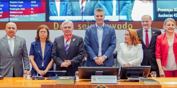 A Assembleia Legislativa do Maranhão concedeu, hoje, sexta-feira, 20, em Sessão Solene no Plenário Nagib Haickel do Palácio Manuel Beckman, a Medalha do Mérito Legislativo Terezinha Rego ao médico nefrologista e ex-reitor da UFMA, Natalino Salgado