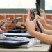 Celulares são banidos de escolas em São Paulo para reduzir distrativos e problemas de saúde