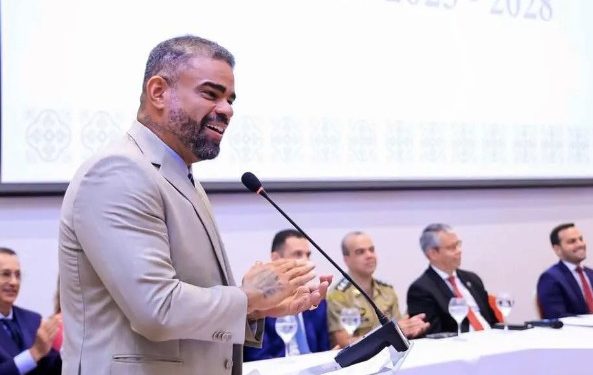 Com 29 votos, Paulo Victor assume segundo mandato como presidente da Câmara