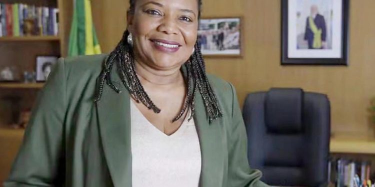 Ministra da Cultura traz axé e samba para abrir folia em São Luís