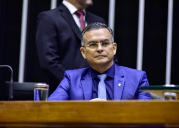 Novos projetos de lei buscam incentivar estudantes e melhorar infraestrutura escolar