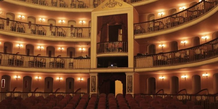 Espetáculo “Eu te conheço Carnaval” revive o antigo carnaval maranhense no Teatro Arthur Azevedo