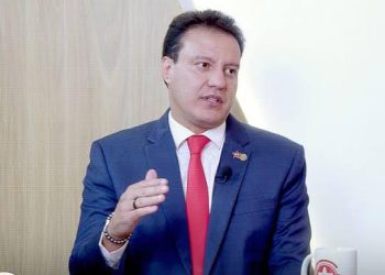 Justiça Ordena Retirada de Publicações Contra Felipe Camarão e Impõe Multa Diária