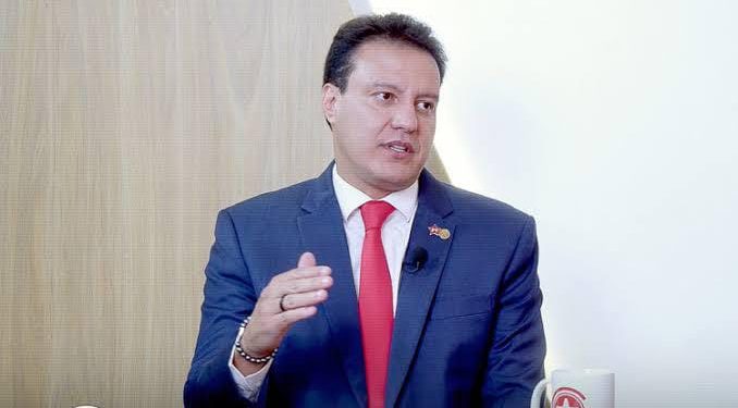 Justiça Ordena Retirada de Publicações Contra Felipe Camarão e Impõe Multa Diária