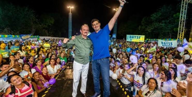 Folia Vira Palanque: Gesto de Natércio Expõe Racha Político com Dr. Julinho