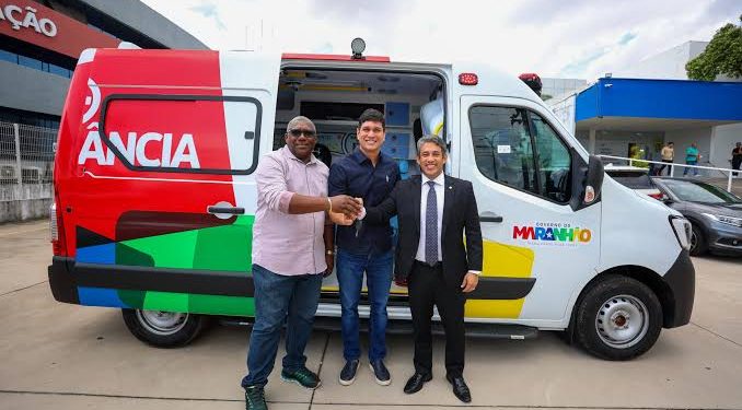 Osmar Filho entrega ambulância e reafirma compromisso com municípios maranhenses