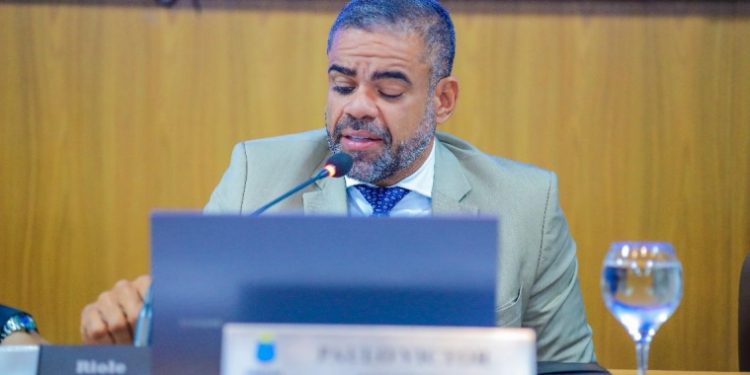 Presidente Paulo Victor propõe programa de ouvidorias nas escolas